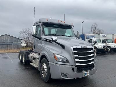 Freightliner Cascadia 126 Day Cab Truck - 475HP, 12 Speed Automatic