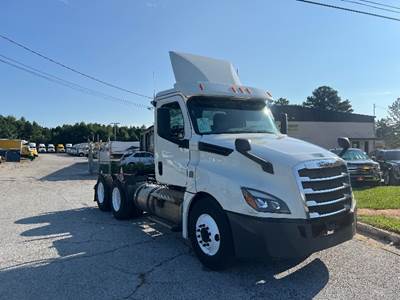 Freightliner Cascadia 126 Day Cab Truck - 435HP, 12 Speed Automatic