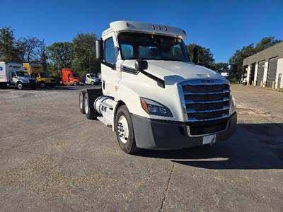 Freightliner Cascadia 126 Day Cab Truck - 435HP, 12 Speed Automatic