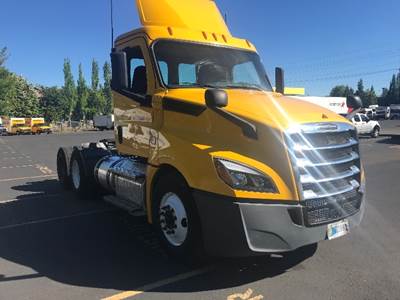 Freightliner Cascadia 126 Day Cab Truck - 450HP, 12 Speed Automatic
