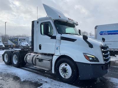 Freightliner Cascadia 126 Day Cab Truck - 435HP, 12 Speed Automatic