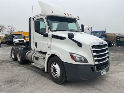 Freightliner Cascadia 126 Day Cab Truck - 435HP, 12 Speed Automatic