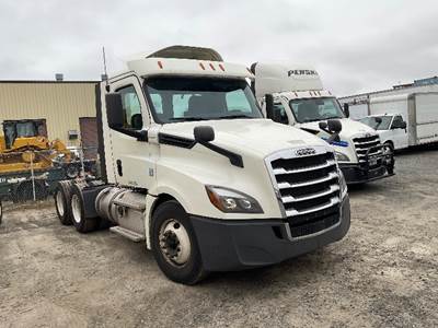 Freightliner Cascadia 126 Day Cab Truck - 435HP, 12 Speed Automatic
