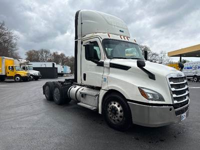 Freightliner Cascadia 126 Day Cab Truck - 455HP, 12 Speed Automatic