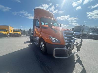 Freightliner Cascadia 126 Single Axle Day Cab Truck - 435HP, 12 Speed Automatic