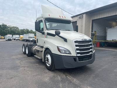 Freightliner Cascadia 126 Day Cab Truck - 435HP, 12 Speed Automatic