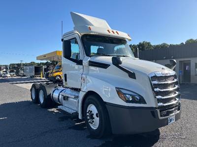 Freightliner Cascadia 126 Day Cab Truck - 435HP, 12 Speed Automatic