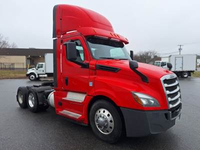 Freightliner Cascadia 126 Day Cab Truck - 435HP, 12 Speed Automatic
