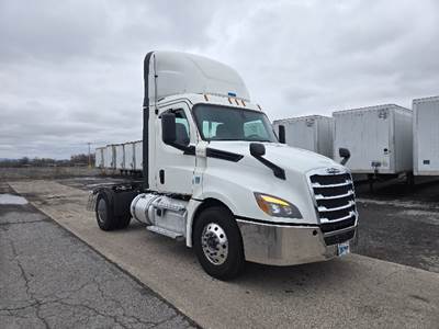 Freightliner Cascadia 126 Single Axle Day Cab Truck - 455HP, 12 Speed Automatic