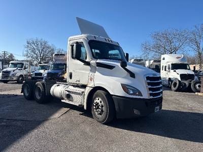 Freightliner Cascadia 126 Day Cab Truck - 450HP, 12 Speed Automatic
