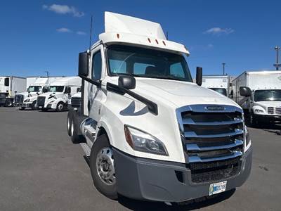 Freightliner Cascadia 126 Day Cab Truck - 435HP, 10 Speed Manual