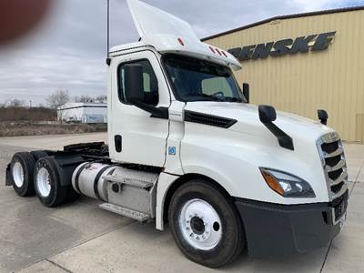 Freightliner Cascadia 126 Day Cab Truck - 435HP, 12 Speed Automatic