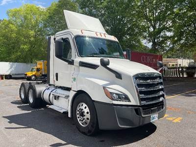 Freightliner Cascadia 126 Day Cab Truck - 435HP, 12 Speed Automatic