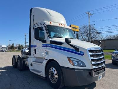Freightliner Cascadia 126 Day Cab Truck - 455HP, 12 Speed Automatic