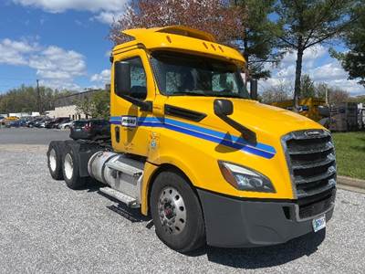 Freightliner Cascadia 126 Day Cab Truck - 435HP, 12 Speed Automatic