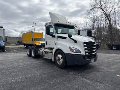 Freightliner Cascadia 126 Day Cab Truck - 435HP, 12 Speed Automatic