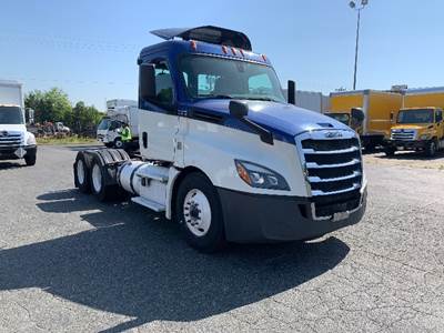 Freightliner Cascadia 126 Day Cab Truck - 455HP, 12 Speed Automatic