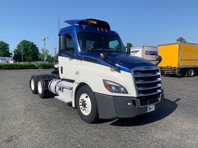 Freightliner Cascadia 126 Day Cab Truck - 455HP, 12 Speed Automatic