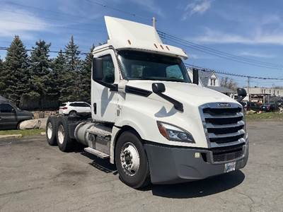 Freightliner Cascadia 126 Day Cab Truck - Cummins 400HP, 13 Speed Automatic