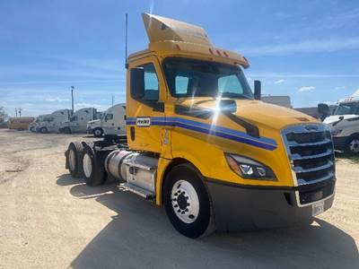 Freightliner Cascadia 126 Day Cab Truck - 435HP, 12 Speed Automatic