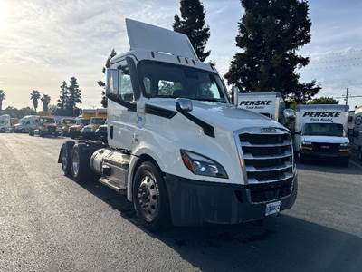 Freightliner Cascadia 126 Day Cab Truck - 455HP, 12 Speed Automatic