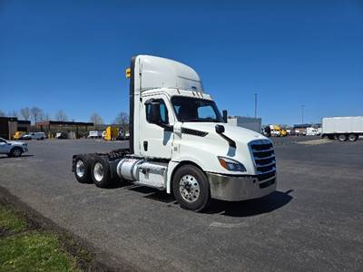 Freightliner Cascadia 126 Day Cab Truck - 455HP, 12 Speed Automatic