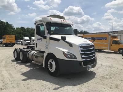 Freightliner T12664ST Day Cab Truck - 435HP, 12 Speed Automatic