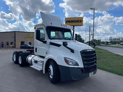 Freightliner T12664ST Day Cab Truck - Cummins 400HP, 13 Speed Automatic