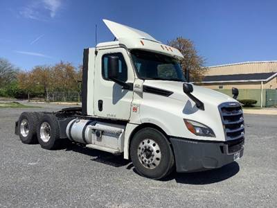 Freightliner T12664ST Day Cab Truck - 435HP, 12 Speed Automatic