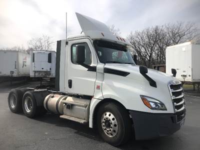 Freightliner T12664ST Day Cab Truck - 435HP, 12 Speed Automatic