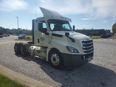 Freightliner T12664ST Day Cab Truck - 435HP, 12 Speed Automatic