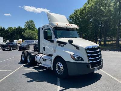 Freightliner Cascadia 126 Day Cab Truck - 435HP, 12 Speed Automatic
