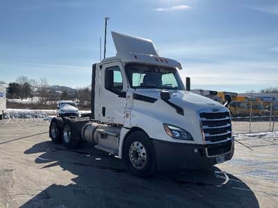 Freightliner Cascadia 126 Day Cab Truck - 435HP, 12 Speed Automatic