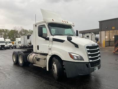 Freightliner Cascadia 126 Day Cab Truck - 435HP, 12 Speed Automatic