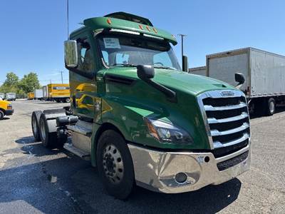 Freightliner Cascadia 126 Day Cab Truck - 450HP, 12 Speed Automatic