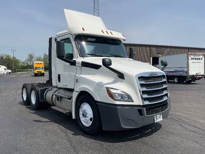 Freightliner Cascadia 126 Day Cab Truck - 435HP, 12 Speed Automatic
