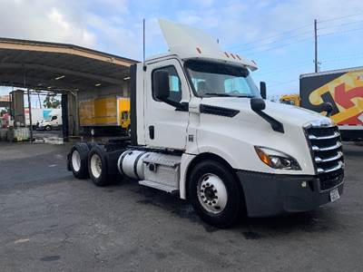 Freightliner Cascadia 126 Day Cab Truck - 435HP, 12 Speed Automatic