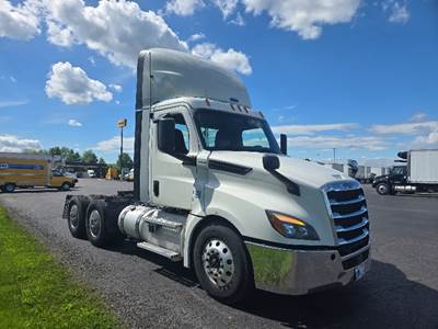 Freightliner Cascadia 126 Day Cab Truck - 455HP, 12 Speed Automatic