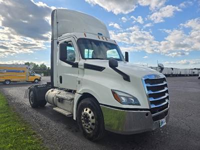 Freightliner Cascadia 126 Single Axle Day Cab Truck - 455HP, 12 Speed Automatic