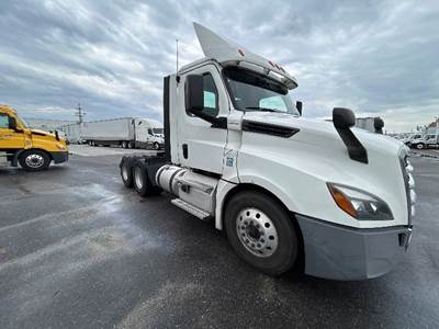Freightliner Cascadia 126 Day Cab Truck - 455HP, 12 Speed Automatic