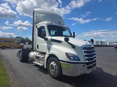 Freightliner Cascadia 126 Single Axle Day Cab Truck - 455HP, 12 Speed Automatic
