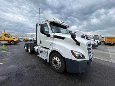 Freightliner Cascadia 126 Day Cab Truck - 455HP, 12 Speed Automatic