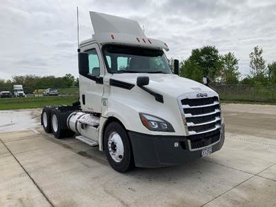 Freightliner Cascadia 126 Day Cab Truck - 435HP, 12 Speed Automatic