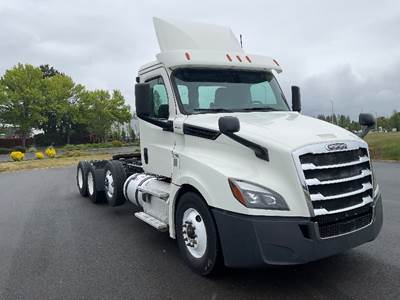 Freightliner Cascadia 126 Day Cab Truck - 505HP, 12 Speed Automatic