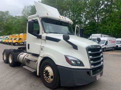 Freightliner Cascadia 126 Day Cab Truck - 435HP, 12 Speed Automatic