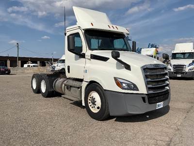 Freightliner Cascadia 126 Day Cab Truck - 435HP, 12 Speed Automatic