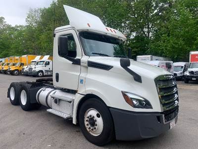 Freightliner Cascadia 126 Day Cab Truck - 435HP, 12 Speed Automatic