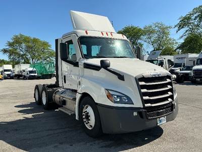 Freightliner Cascadia 126 Day Cab Truck - 435HP, 12 Speed Automatic
