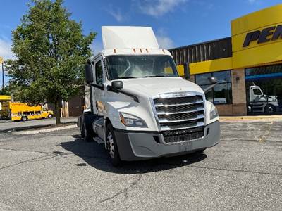 Freightliner Cascadia 126 Day Cab Truck - 435HP, 10 Speed Manual