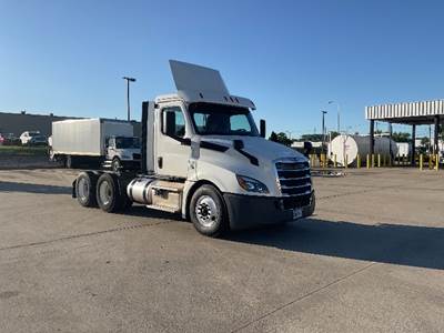 Freightliner Cascadia 126 Day Cab Truck - 435HP, 12 Speed Automatic